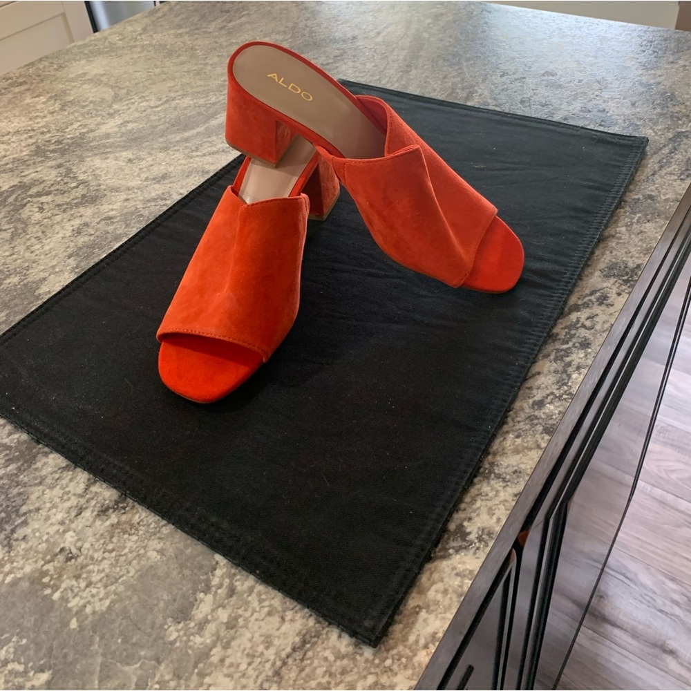 Aldo in summer orange! 8.5/9 like new